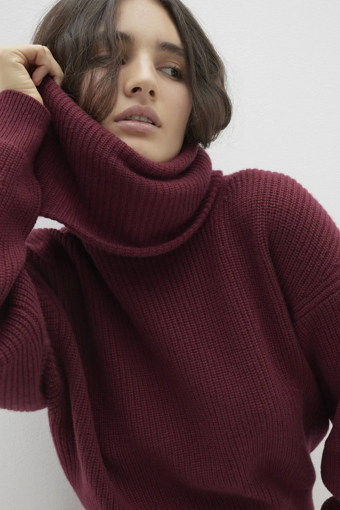 ALAYAH CASHMERE TURTLENECK SWEATER