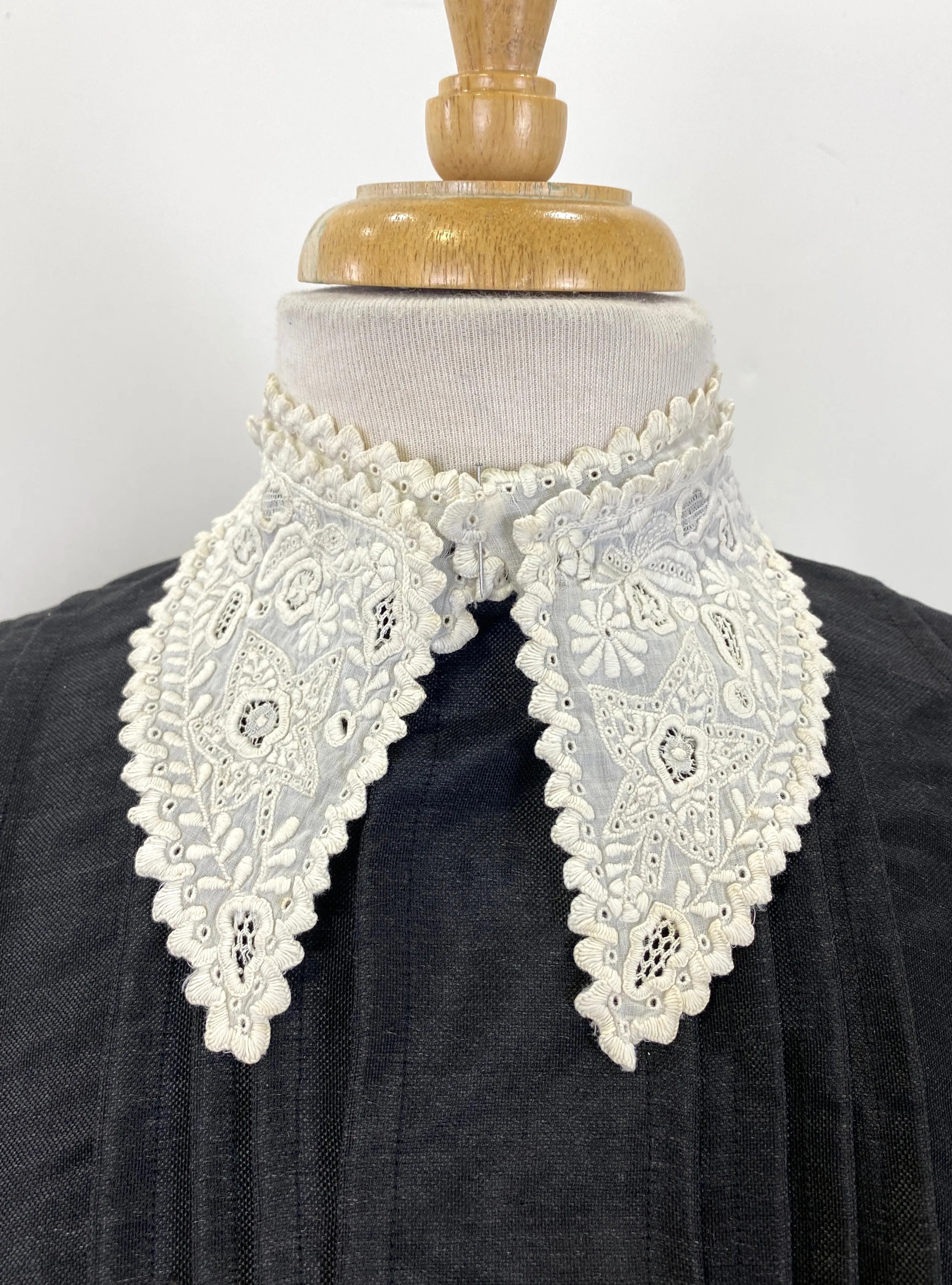 Antique Edwardian White Cotton Floral Embroidered Collar With Scalloped Edges