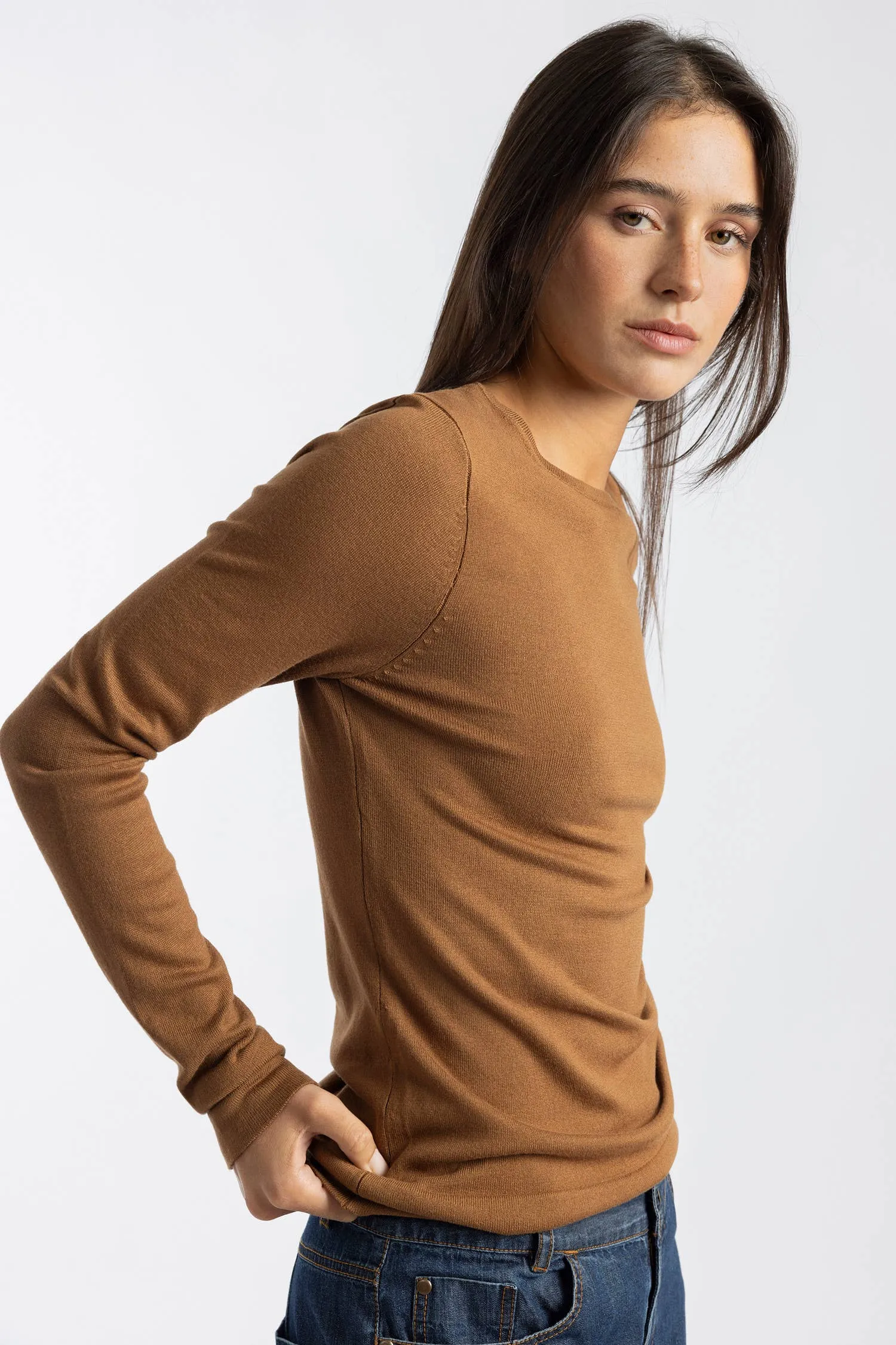 ARIA LIGHT KNIT ROUND NECK SWEATER - CAMEL