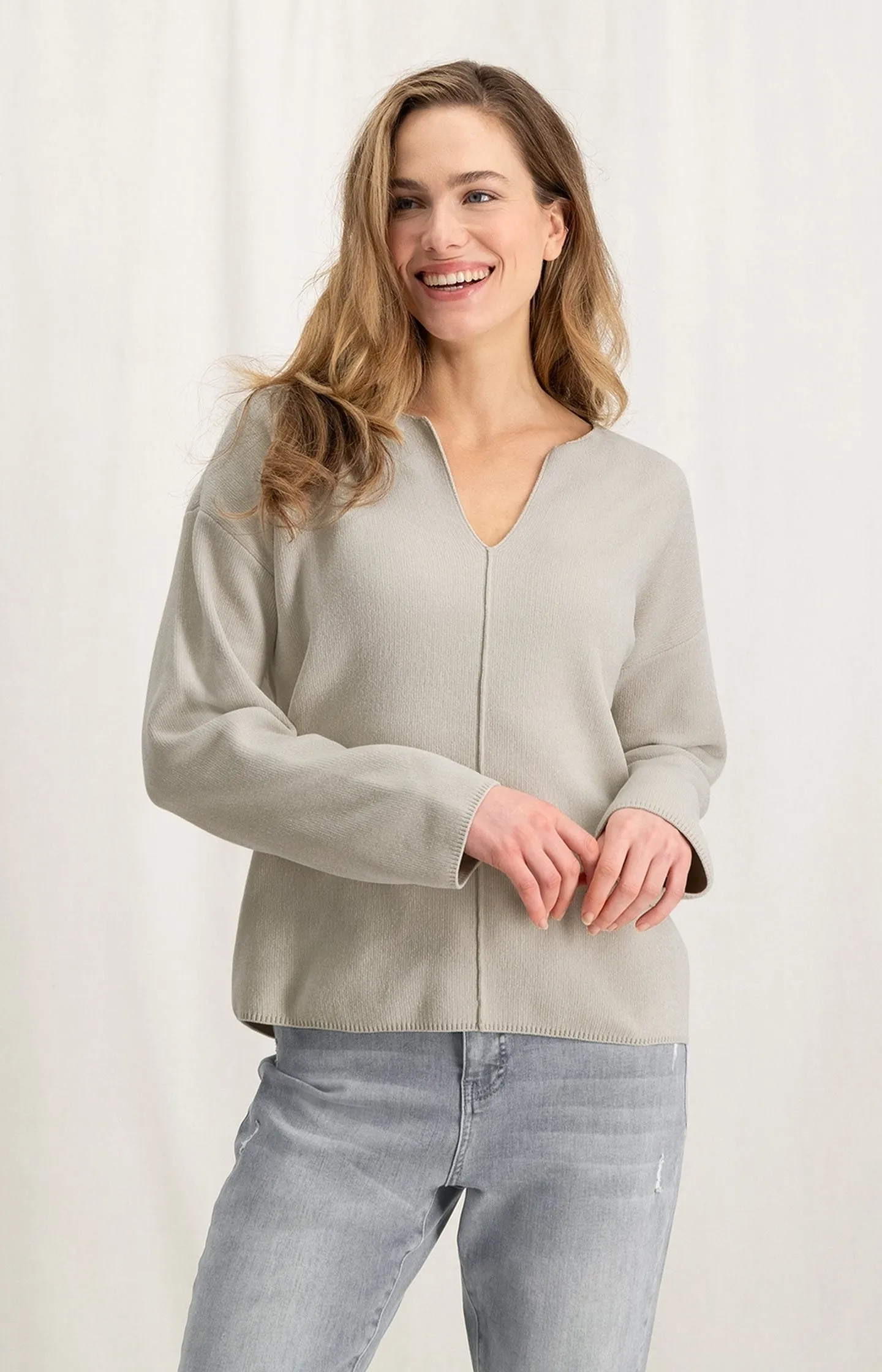 Chenille sweater with long sleeves, V-neck and seam detail