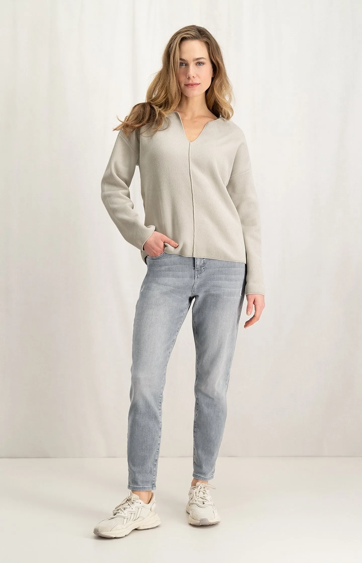 Chenille sweater with long sleeves, V-neck and seam detail