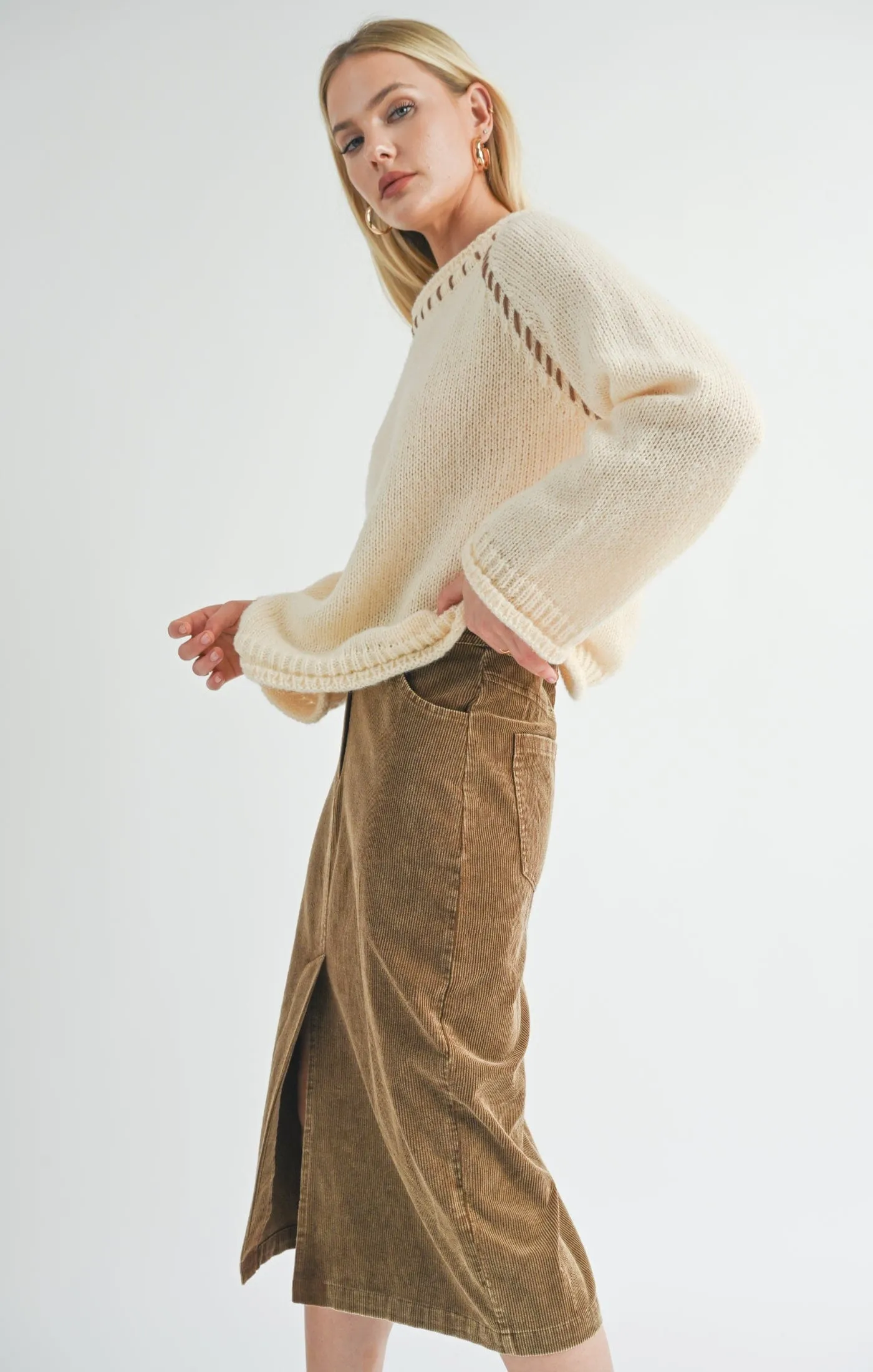 CONTRAST STITCH CREAM KNIT SWEATER