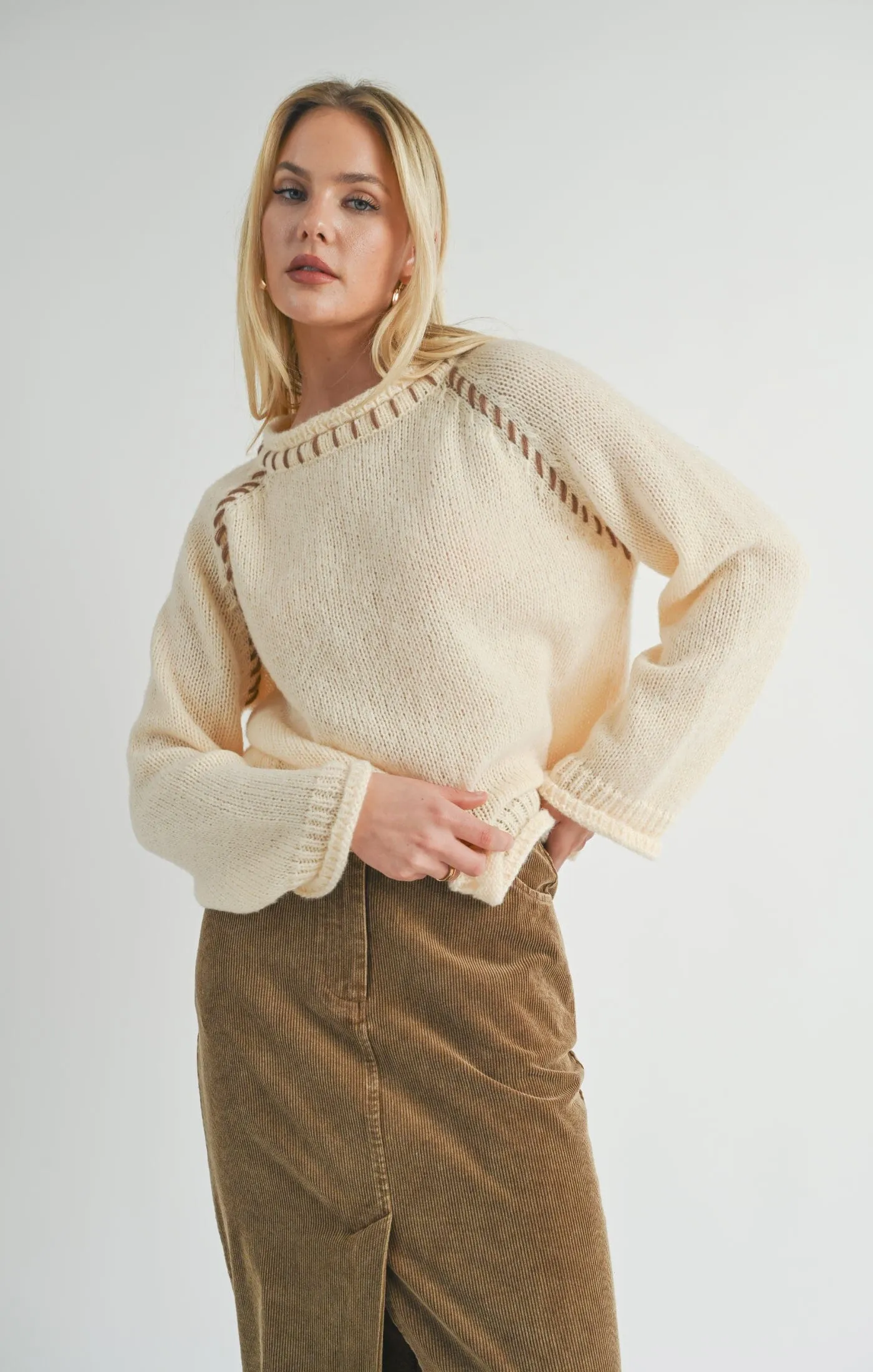 CONTRAST STITCH CREAM KNIT SWEATER