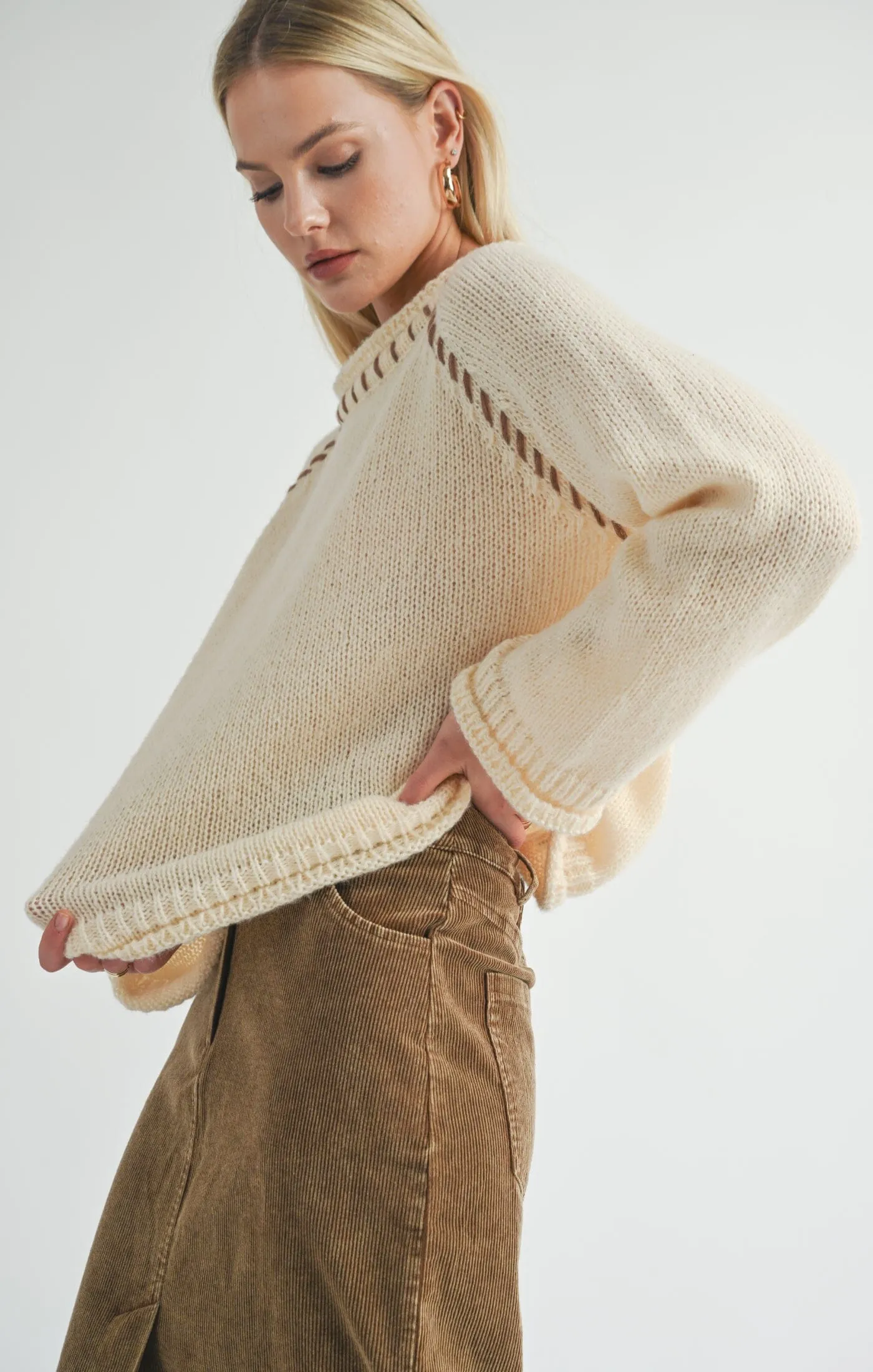 CONTRAST STITCH CREAM KNIT SWEATER