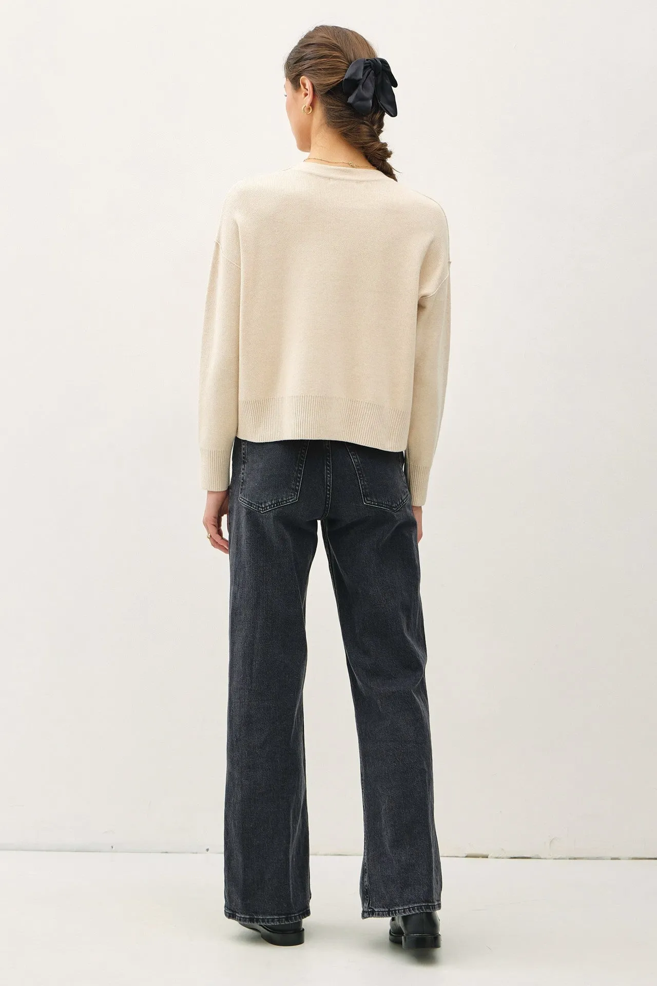 Cropped Solid Crew Neck Sweater with Raised Seam