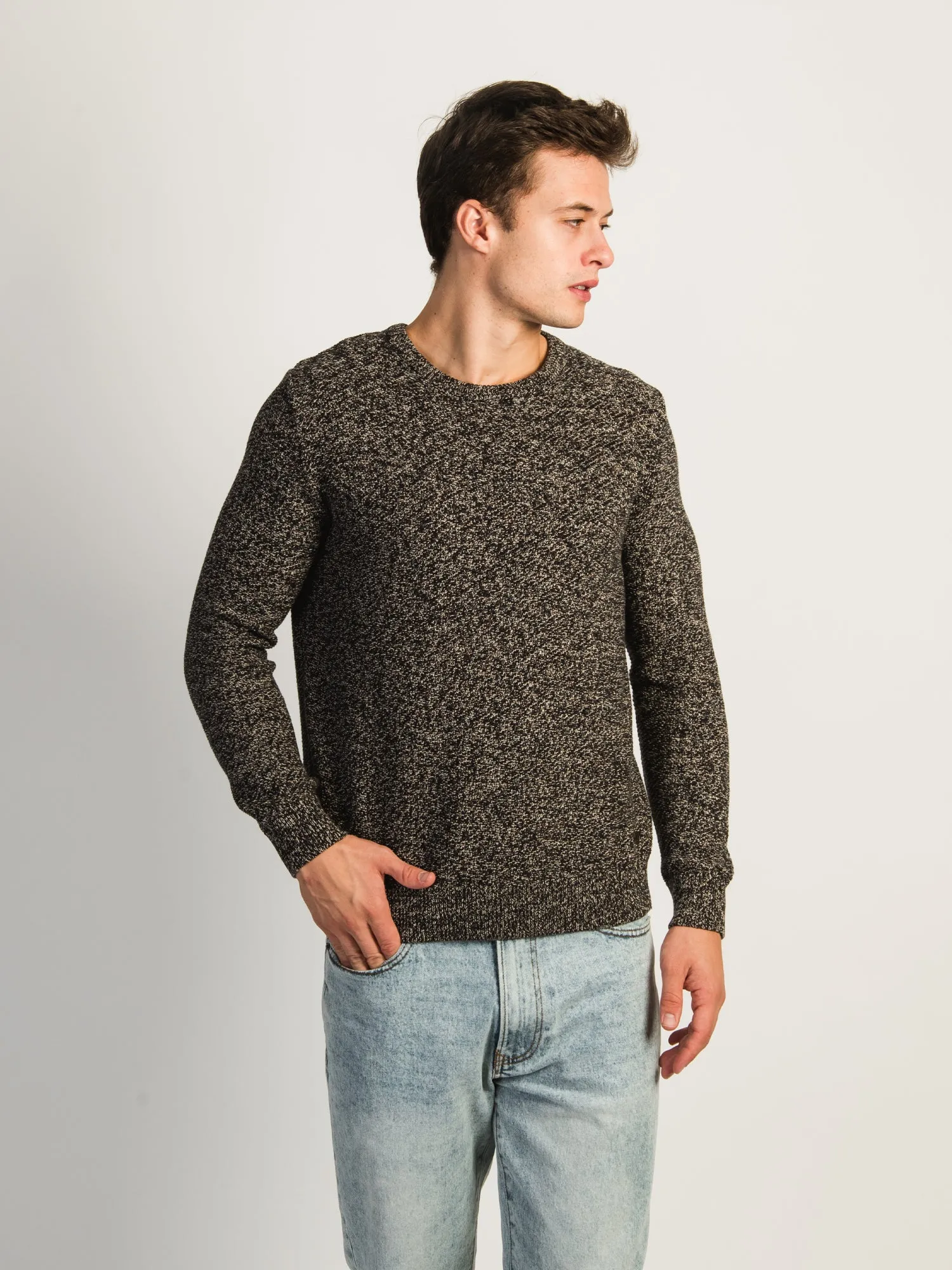 KOLBY TEXTURED CREWNECK SWEATER - BROWN