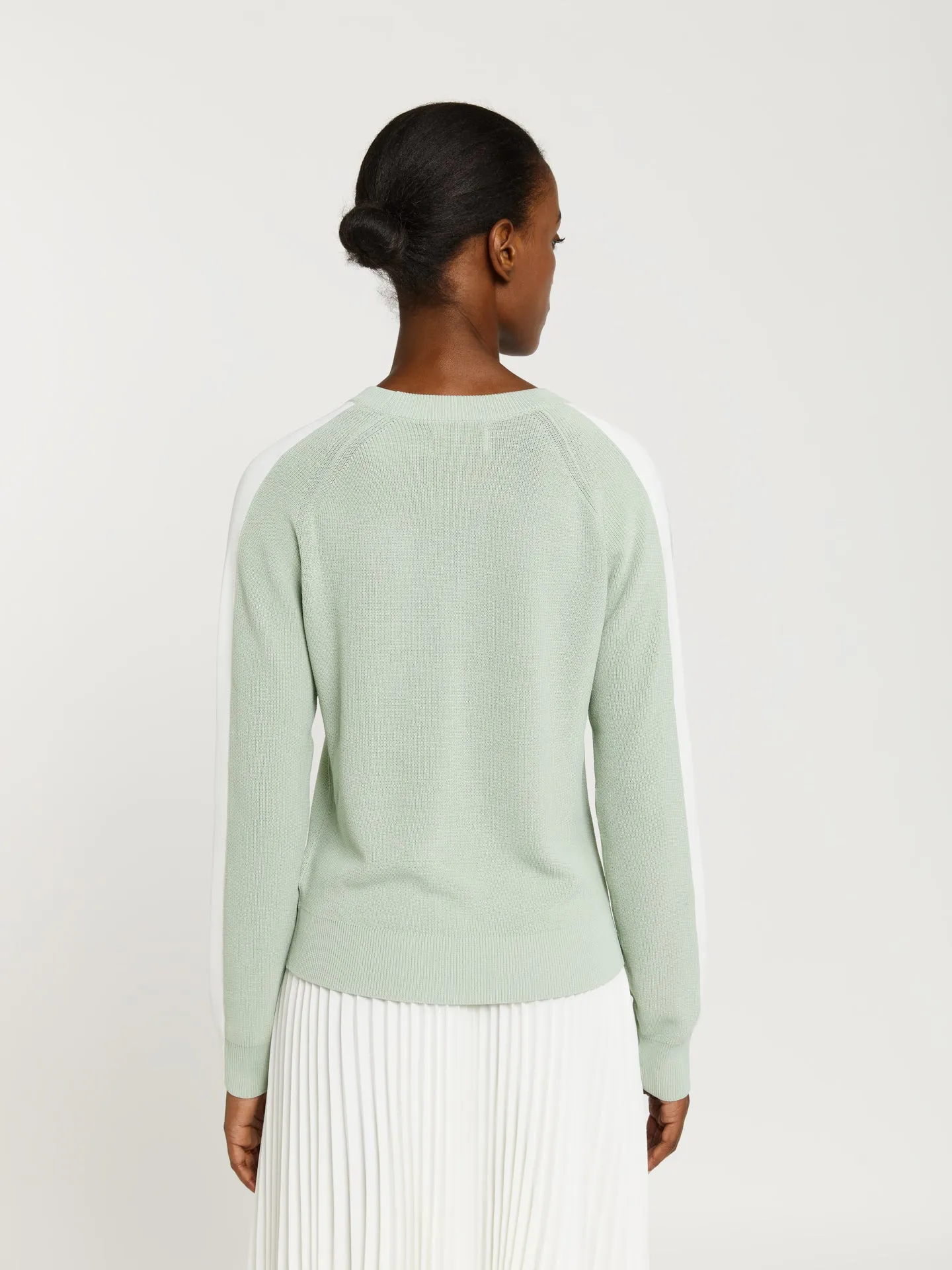 Lateral stripe sweater