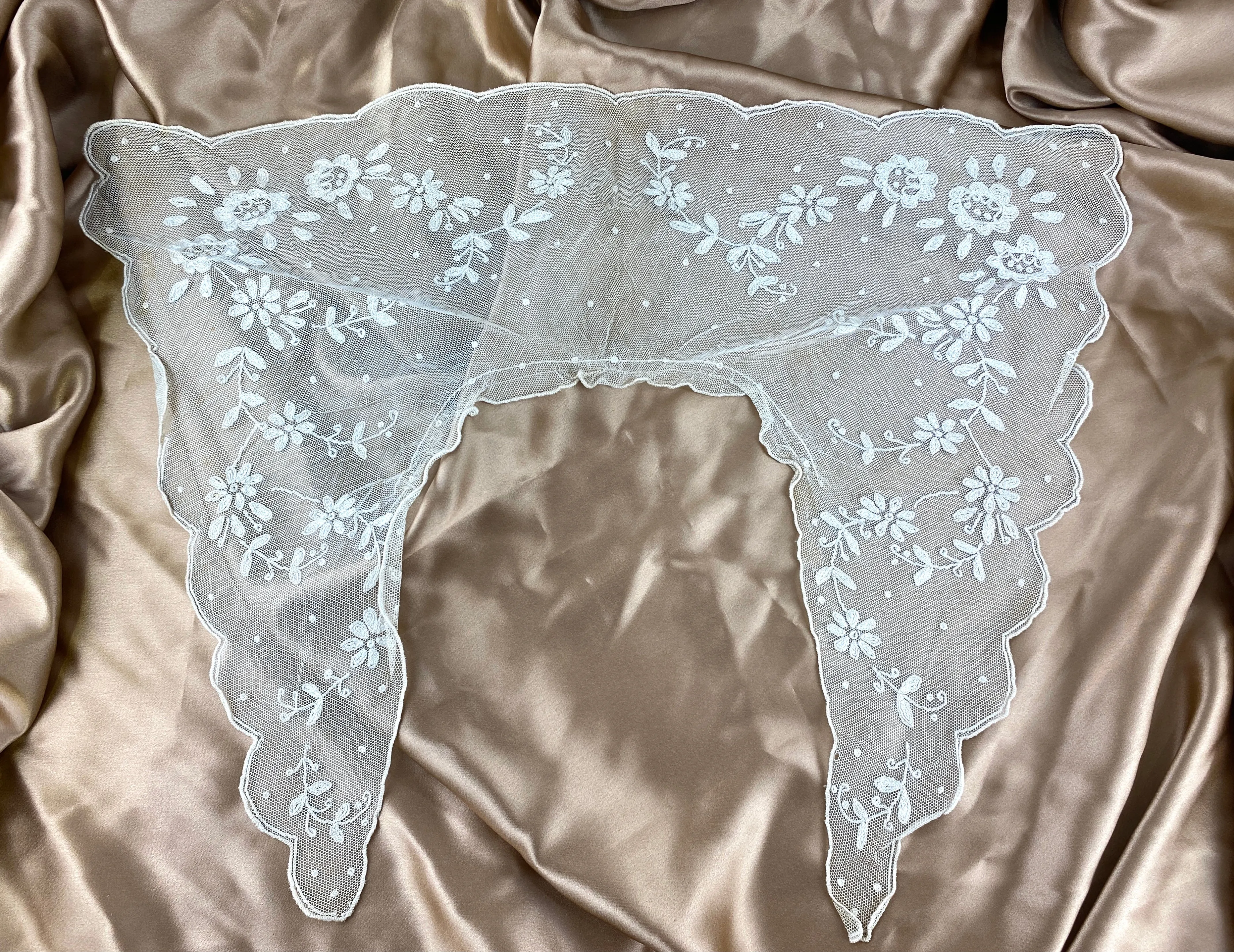 Vintage 1930s Cream Embroidered Tulle Collar