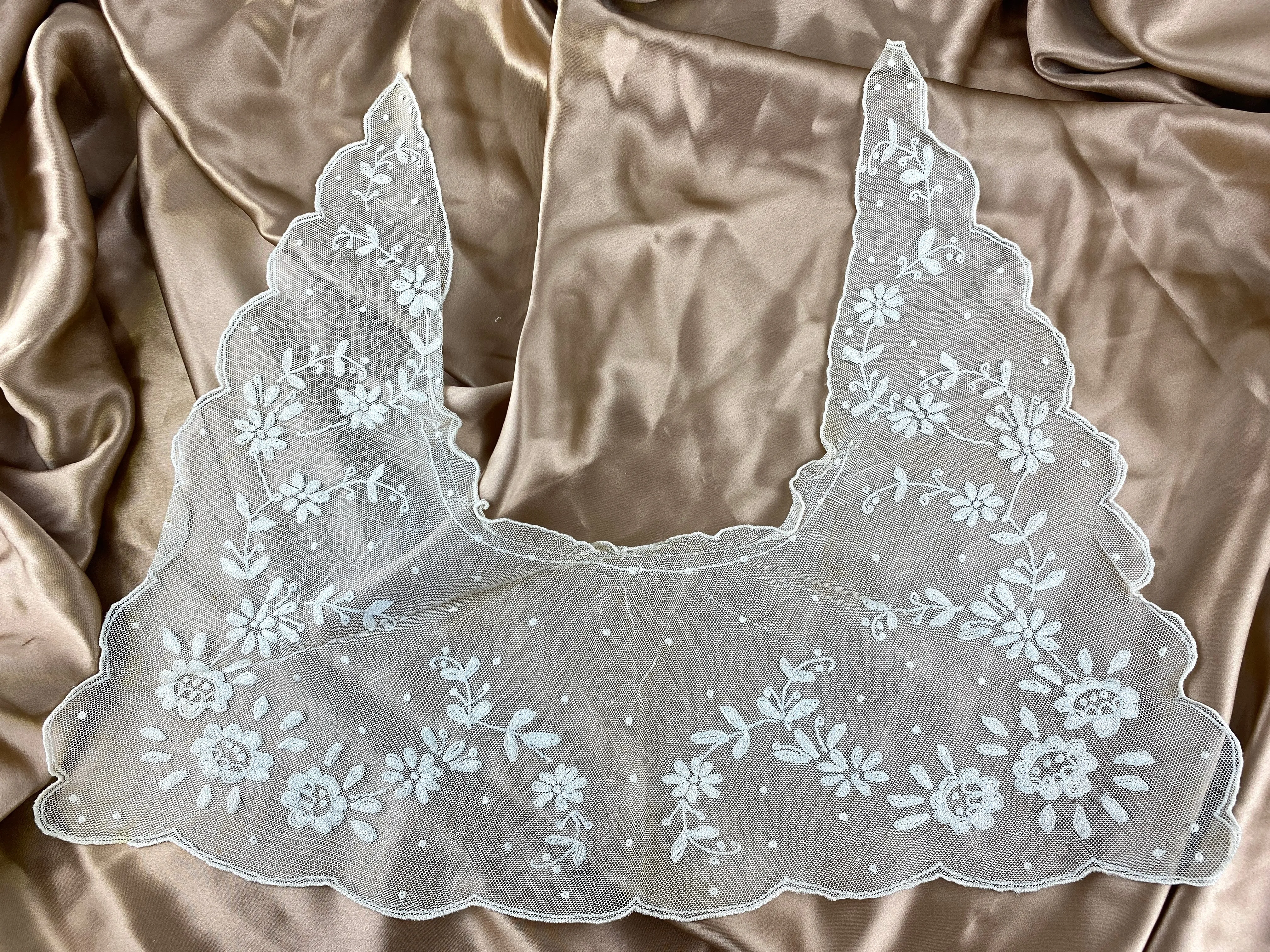 Vintage 1930s Cream Embroidered Tulle Collar